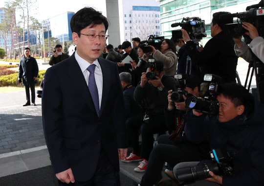김학의 전 법무부 차관의 성폭행·뇌물수수 의혹 사건을 규명할 수사단 단장으로 임명된 여환섭 청주지검장이 1일 오전 수사단이 차려진 서울 송파구 동부지방검찰청으로 출근하고 있다. 연합뉴스